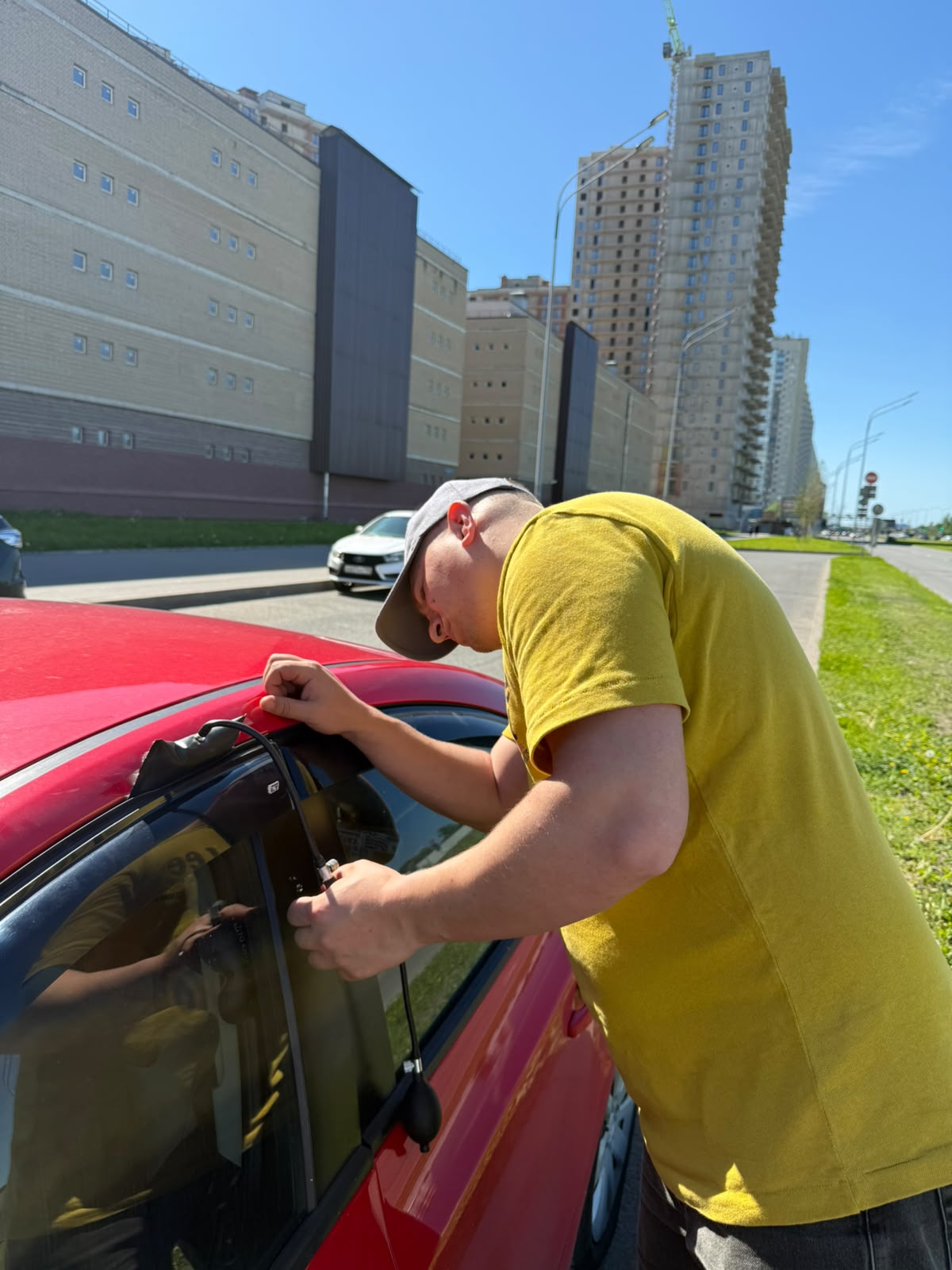 Аварийное вскрытие автомобиля мастером в Никольском